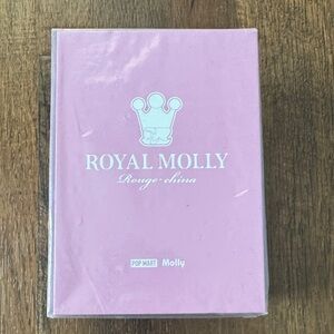 100% ROYAL MOLLY figure